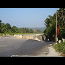 An vielen Stellen werden Teile des Highways erneuert und wir mussten auf die der Topografie folgenden Service-Roads (hier ist eine davon rechts zu sehen)